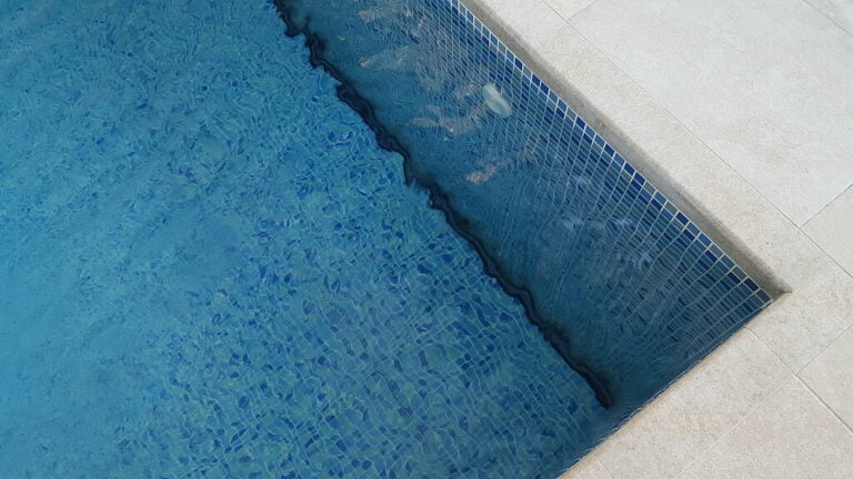 podhladinová inštalácia pod úrovňou dna bazéna