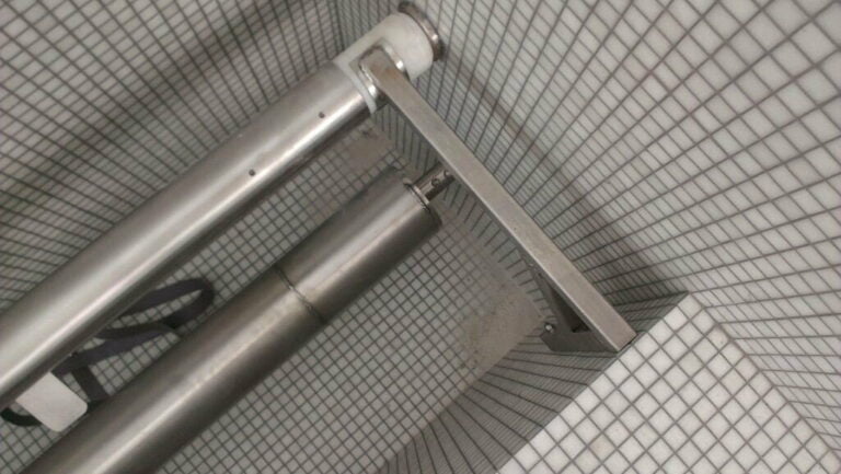 podhladinová inštalácia pod úrovňou dna bazéna