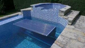 podhladinová inštalácia pri dne bazéna