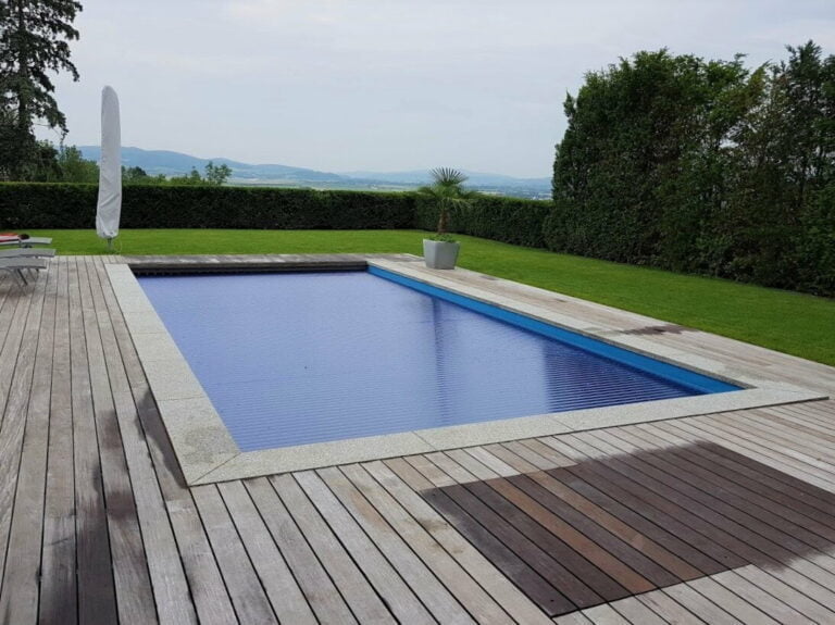 podhladinové navíjanie inštalované v nike za bazénom