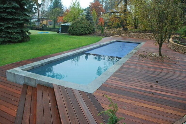 podhladinové navíjanie inštalované v nike za bazénom