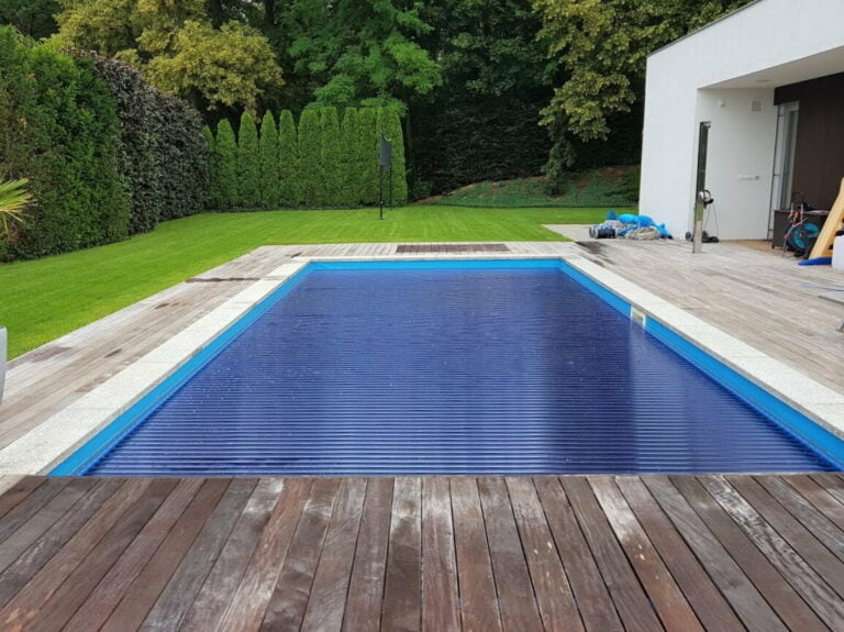 podhladinové navíjanie inštalované v nike za bazénom