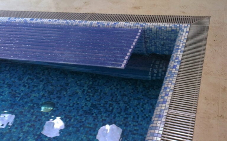 podhladinová inštalácia v stene bazéna